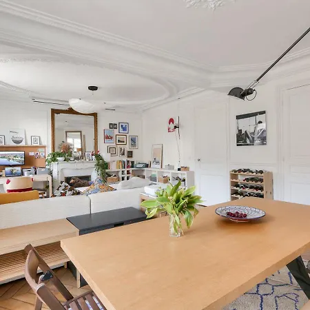 Gorgeous, Bright & Large 1 Bedroom Near Montmartre Apartament